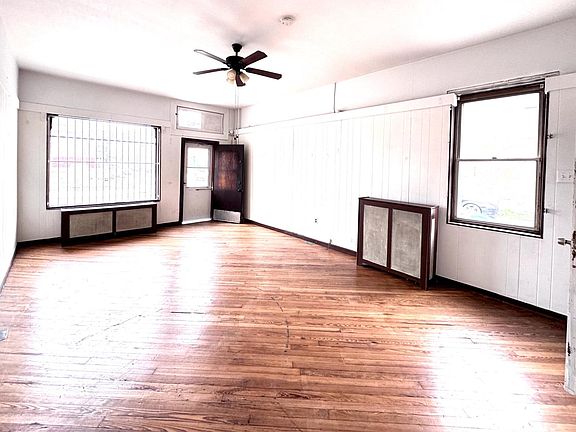 4th image of 2243 Emerald St