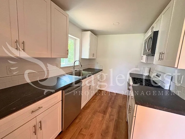 810 E Sumach St — Photo 4