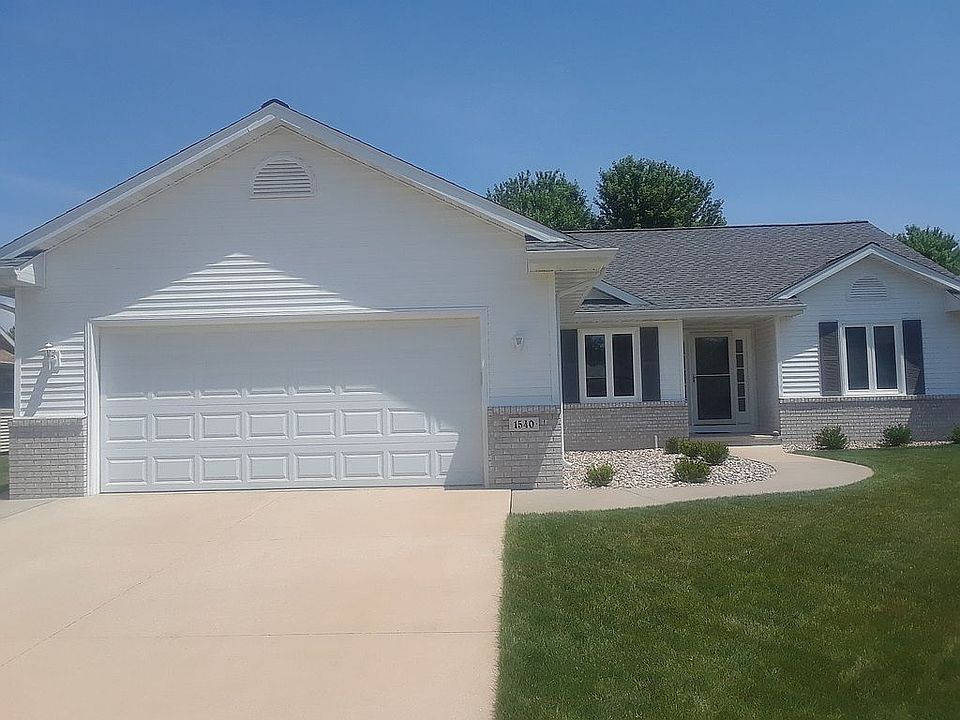 Like NEW, open floor plan