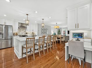 4266 Fox Lake Dr, Fairfax, VA 22033