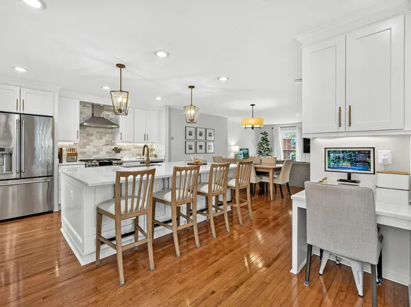 4266 Fox Lake Dr, Fairfax, VA 22033