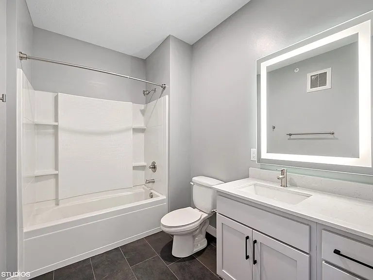 Lago Apartments — Photo 24