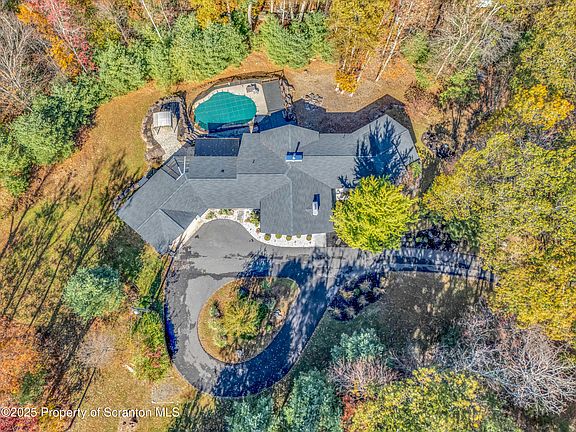 5th image of 18 Wooded Ln