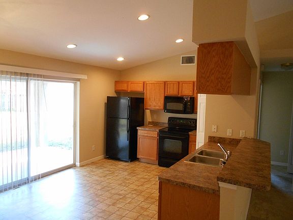 3rd image of 602 Hamlet Ct