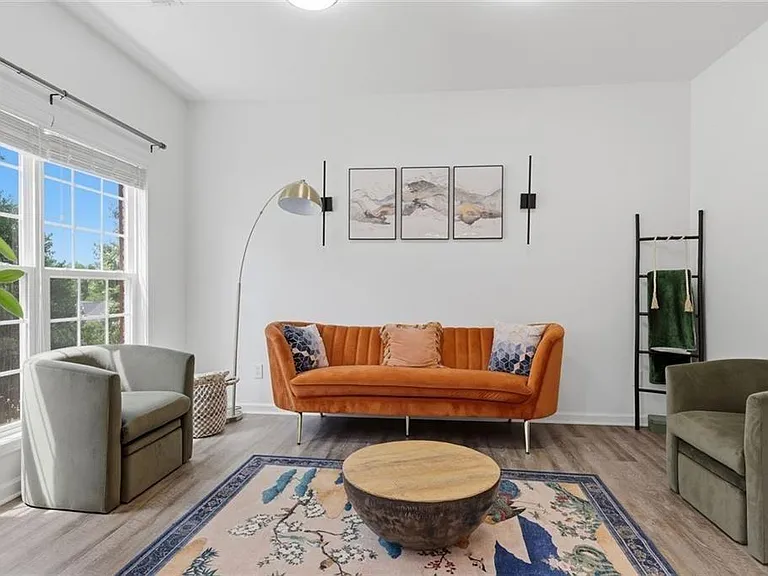 2540 Lansing Ln — Photo 3