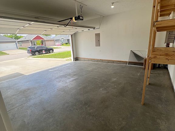 4th image of 2366 Ottawa Dr
