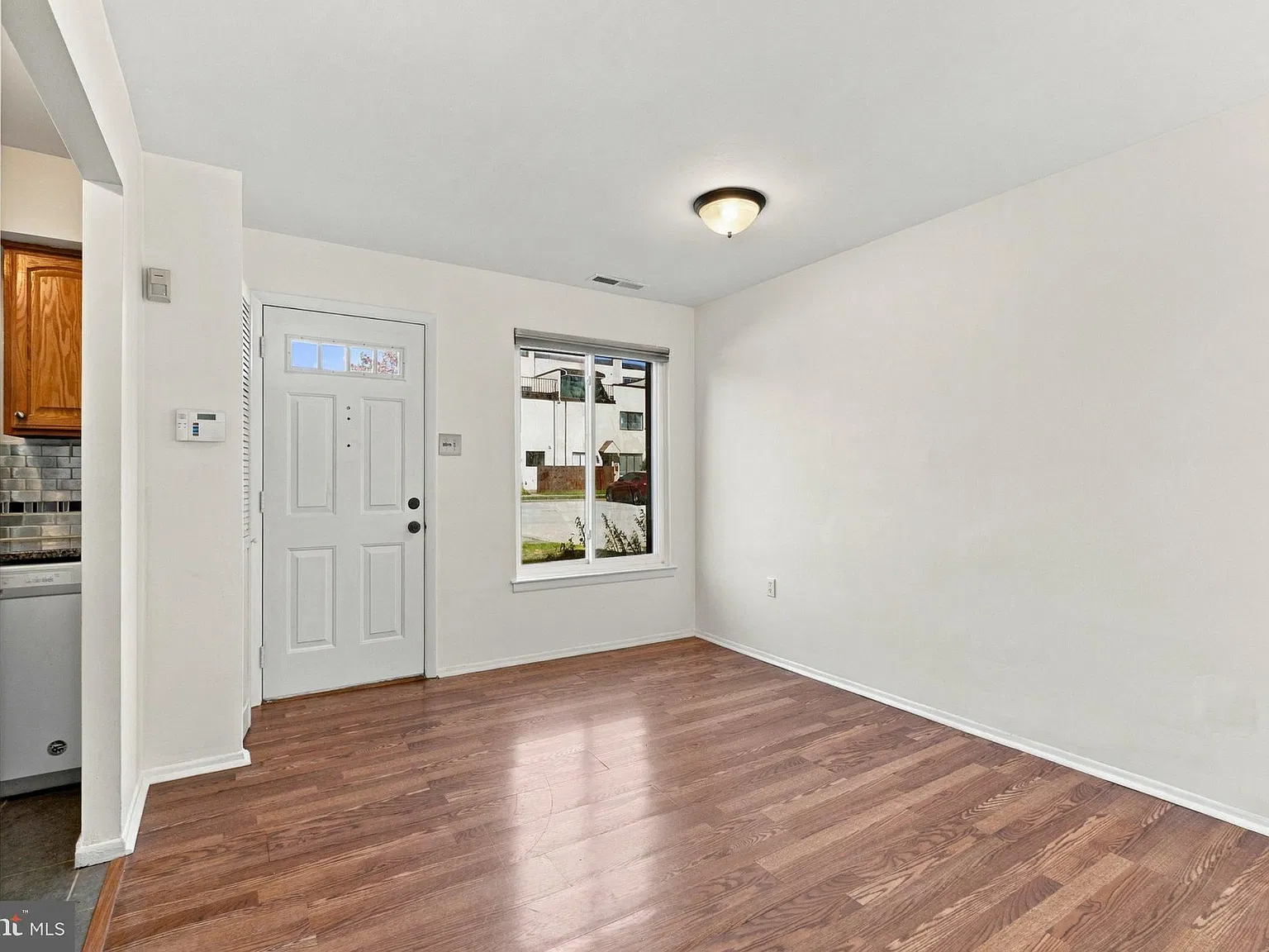 2 bed, 1.5 bath, 1156 sqft, $2,100 — Photo 4