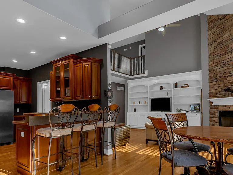2185 Roswell Dr — Photo 8