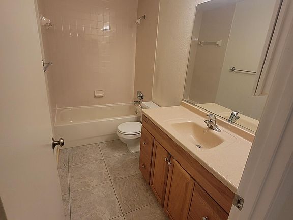 4th image of 3811 N Oak Dr Unit E42