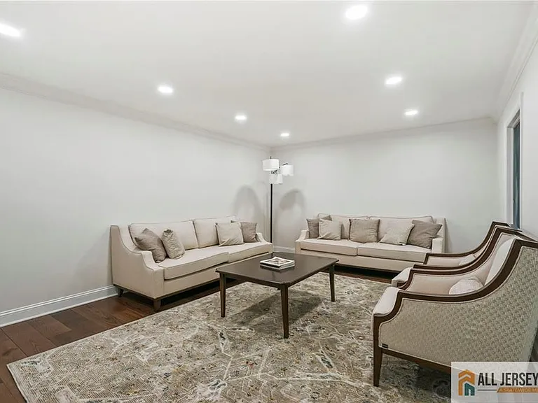 16 Phyllis Pl — Photo 6