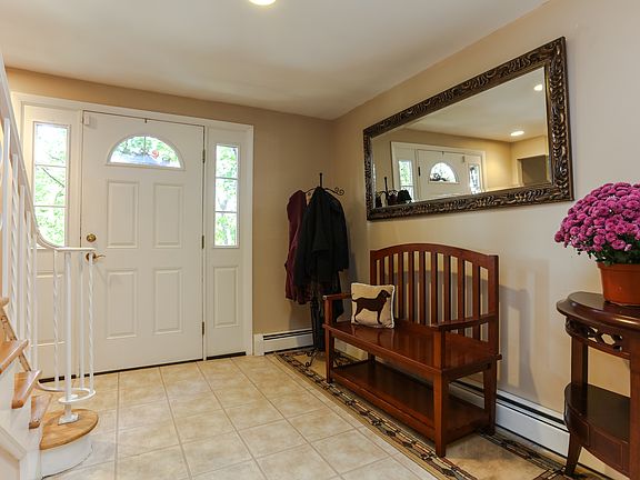 4th image of 15 Round Hill Dr