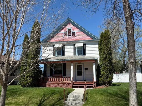 809 5th St NE, Devils Lake, ND 58301