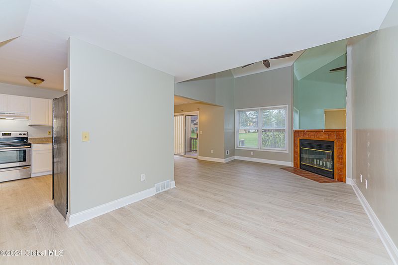 4th image of 32 Harvard Road