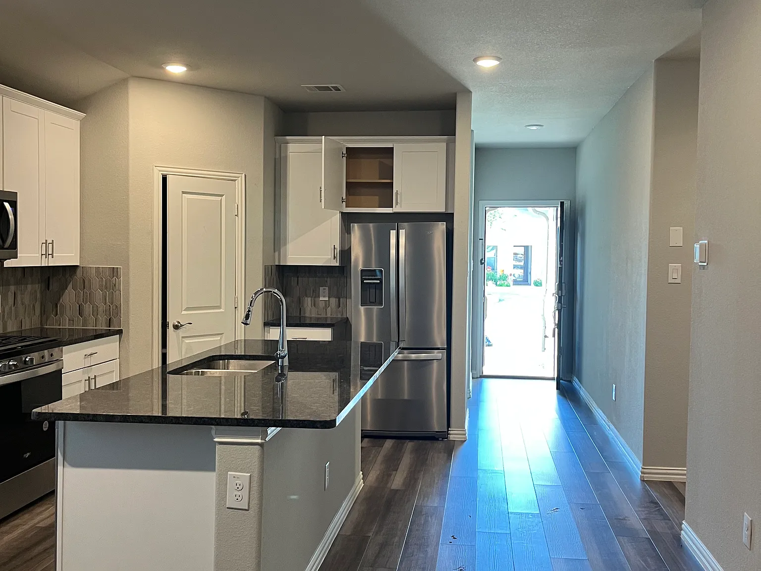 4 bed, 1989 sqft, $2,700 — Photo 3