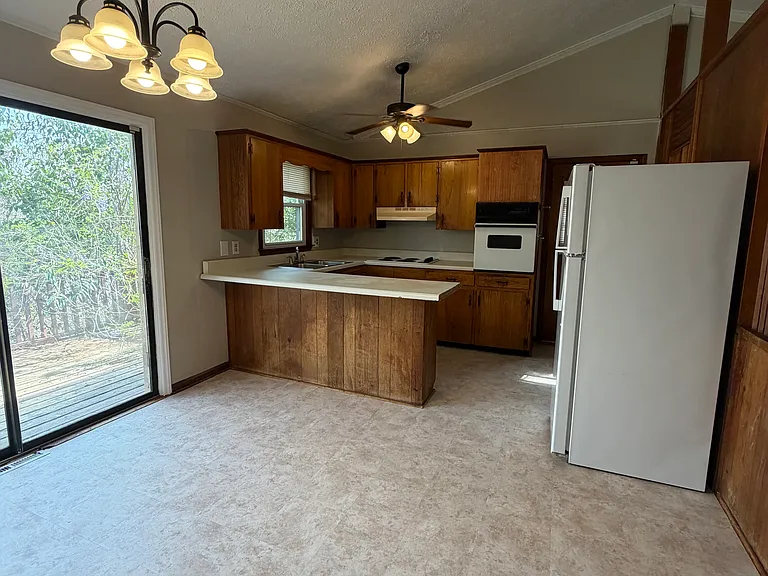 809 Westview Dr — Photo 2