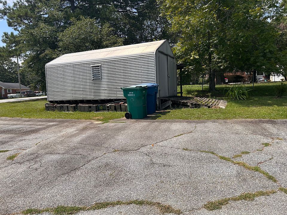 1st image of 2608 Cambridge Ave E