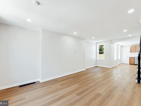 5th image of 1736 N Lecount St