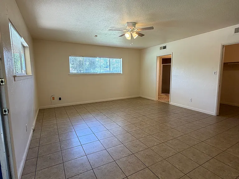 2038 E Ashlan Ave — Photo 15