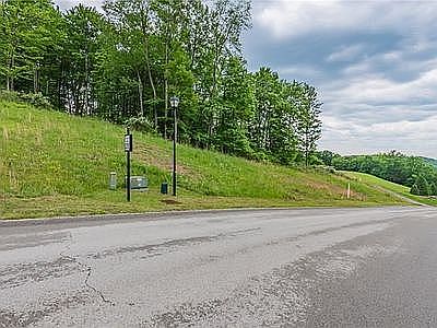 4th image of Ravenwood Dr