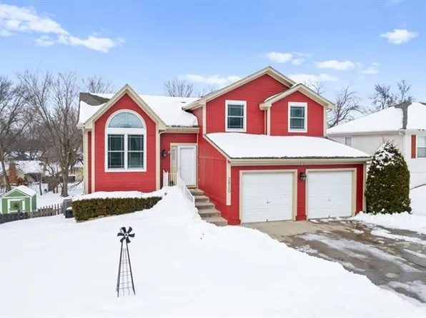 2820 SW Shadow Brook Dr, Blue Springs, MO 64015