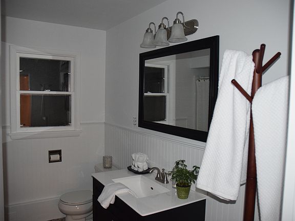 MAIN FLOOR FULL BATH