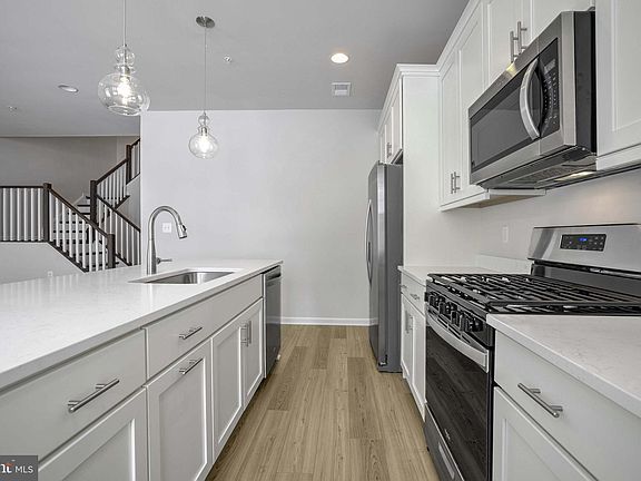 4th image of 13452 Petrel St
