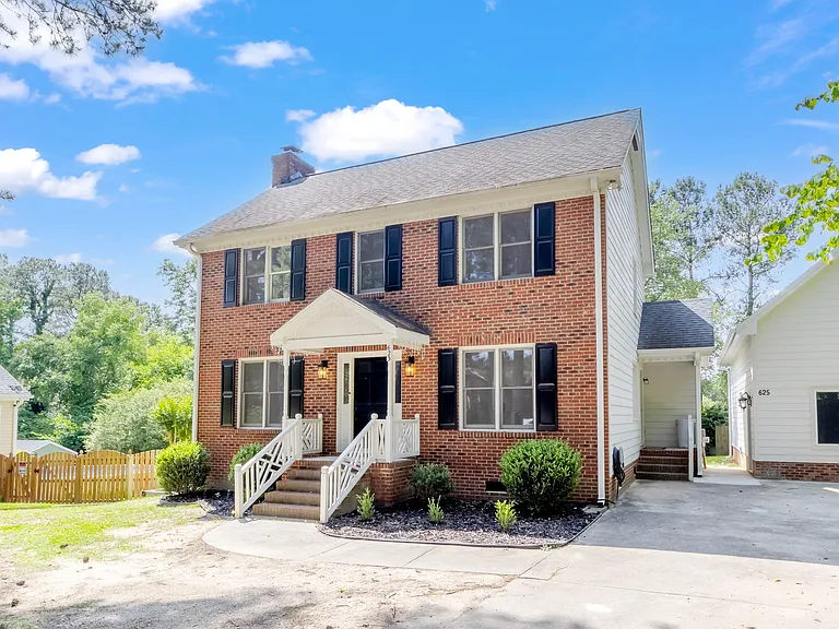 623 Elmwood Ct — Photo 3