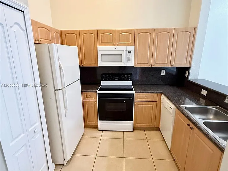 1652 SE 28th St #202 — Photo 13