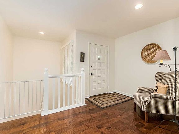 3rd image of 5947 Kirkwall Ct E