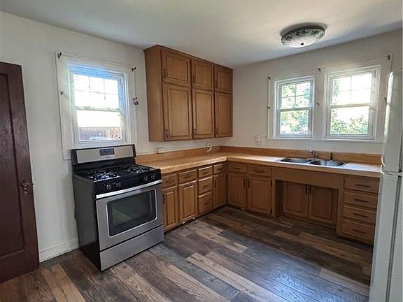 3rd image of 930 S Hickory St