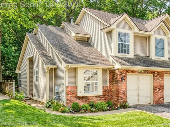 886 Whisperwood Trl, Fenton, MI 48430