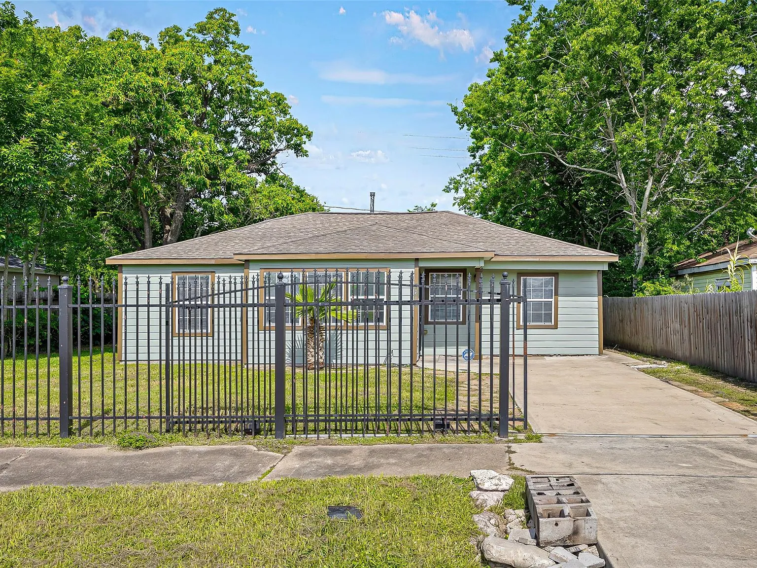 3 bed, 1.0 bath, 1070 sqft, $1,550 — Photo 2
