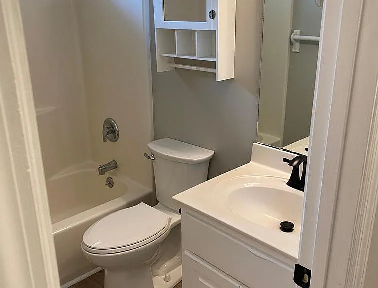 300 Greenview Ct — Photo 18