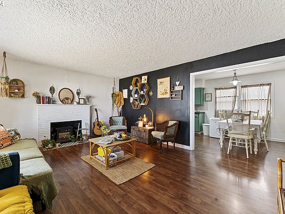 4th image of 401 SE 102nd Ave