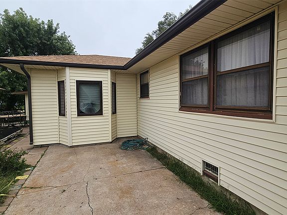 2nd image of 207 Robinson St