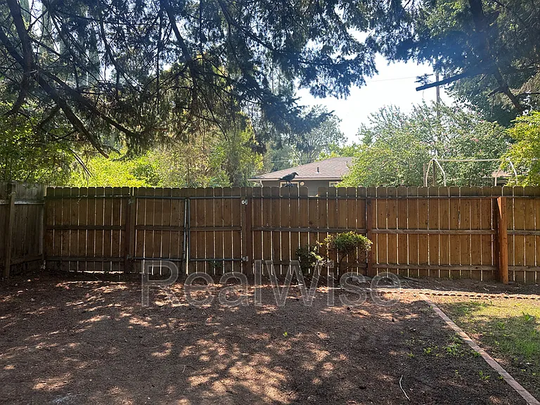 940 SE North St — Photo 37