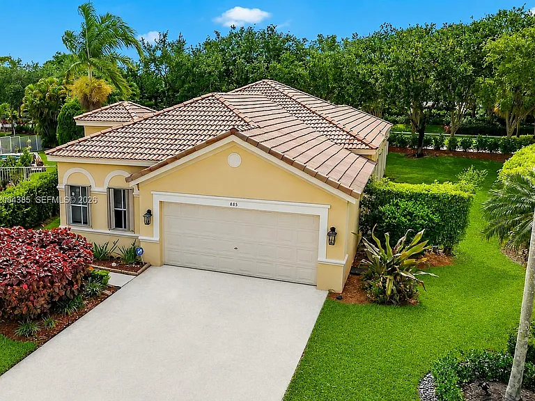 885 Tanglewood Cir — Photo 1