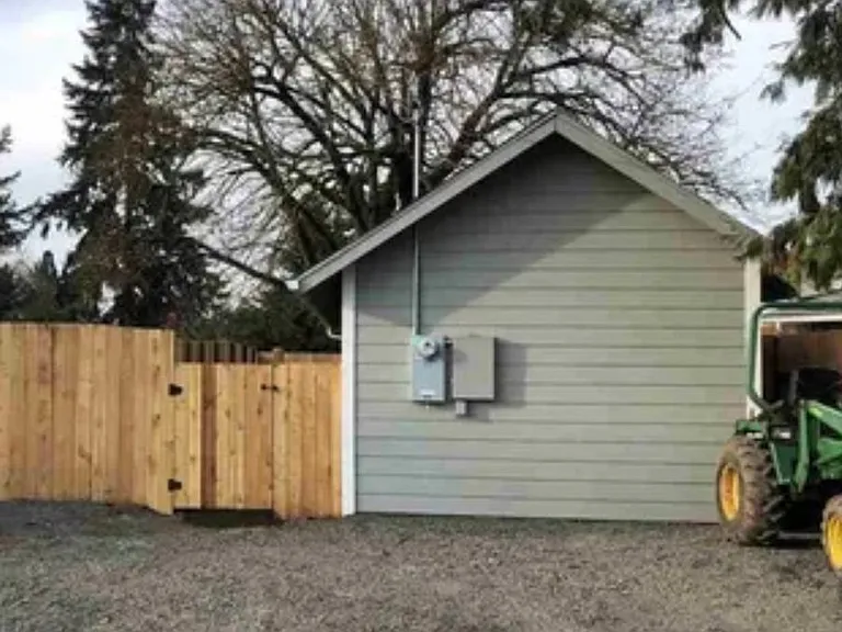 725 Russell Dr — Photo 2