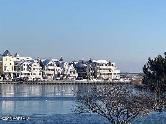 4th image of 219 Lake Terrace