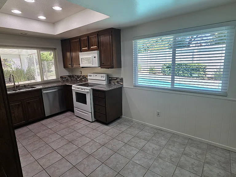 20727 Horace St — Photo 10