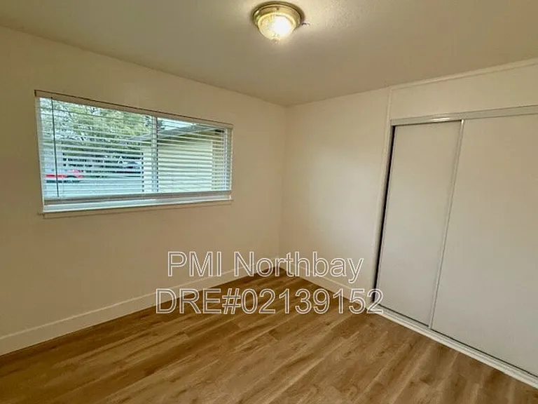 1019 Wallace St — Photo 9