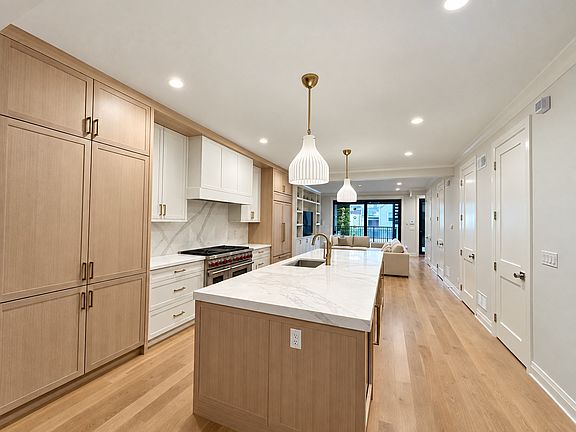 3rd image of 1834 N Hudson Ave APT 2