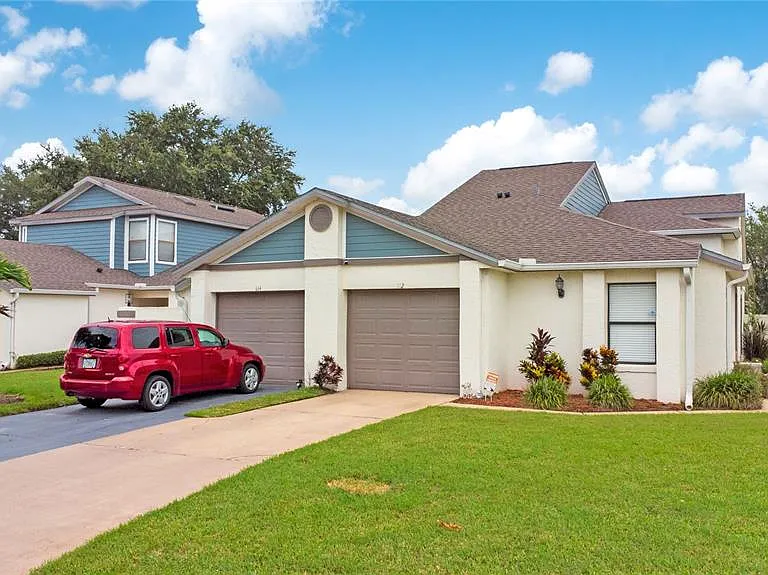 112 Lakepointe Cir — Photo 2