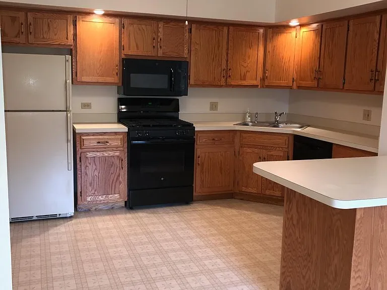 Kitchen with breakfast bar