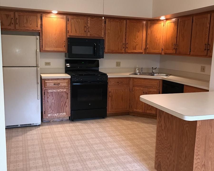 Kitchen with breakfast bar