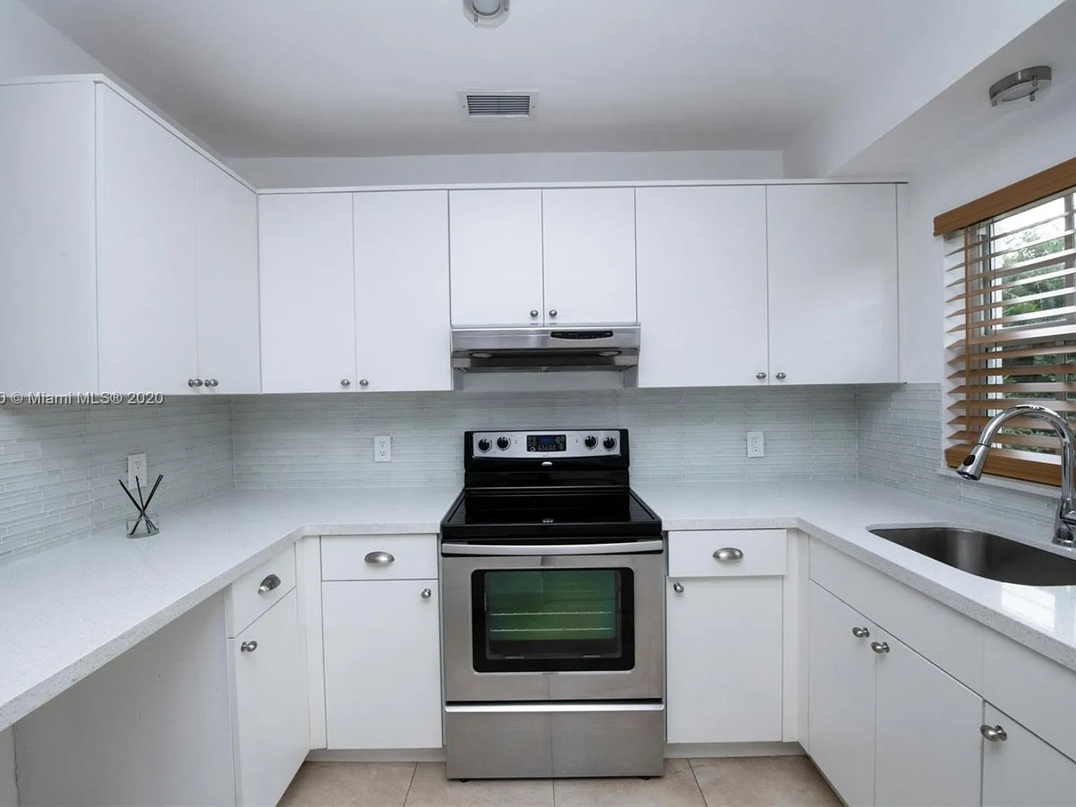 2 bed, 880 sqft, $2,400 — Photo 4