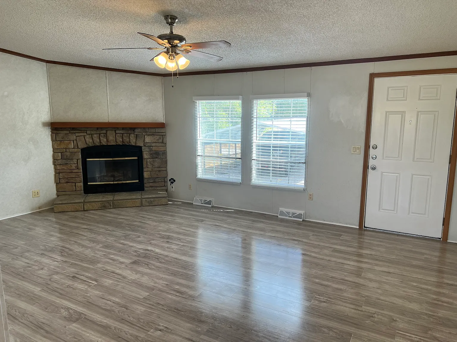 3 bed, 1600 sqft, $1,595 — Photo 3