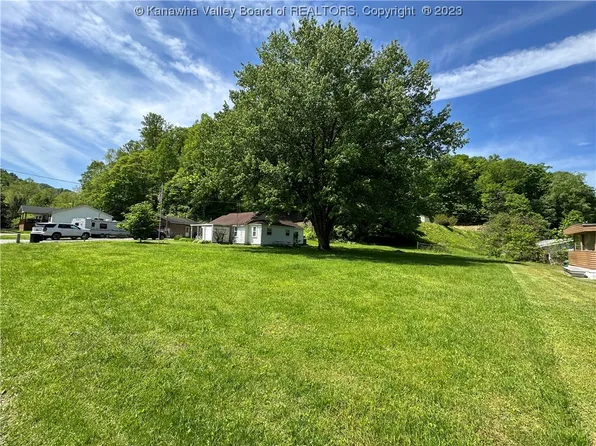 166 Garretson Dr, Peytona, WV 25154