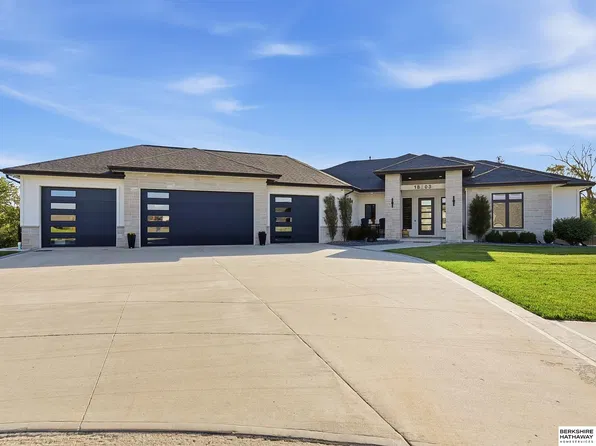 18603 Hazelnut Cir, Gretna, NE 68028