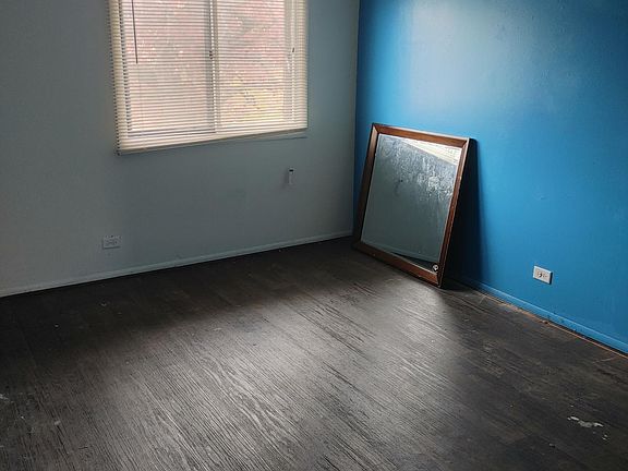 3rd image of 847 White Oak Ln